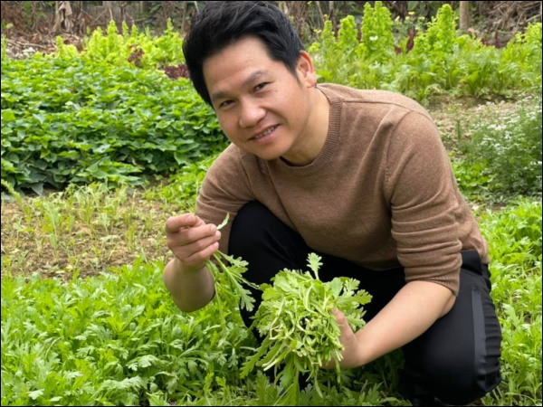 Ca sĩ Trọng Tấn quả là đa tài, không chỉ hát hay, đàn giỏi mà còn trổ tài làm bánh cuốn nóng đãi cả nhà cũng siêu ngon-1