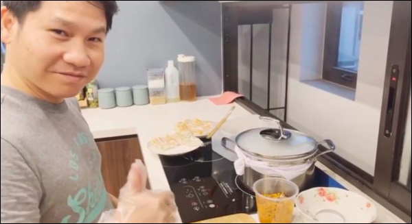 Ca sĩ Trọng Tấn quả là đa tài, không chỉ hát hay, đàn&nbsp;giỏi mà còn trổ tài làm bánh cuốn nóng đãi cả nhà&nbsp;cũng siêu ngon-4