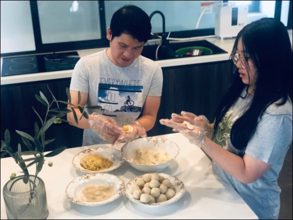 Ca sĩ Trọng Tấn quả là đa tài, không chỉ hát hay, đàn&nbsp;giỏi mà còn trổ tài làm bánh cuốn nóng đãi cả nhà&nbsp;cũng siêu ngon-7