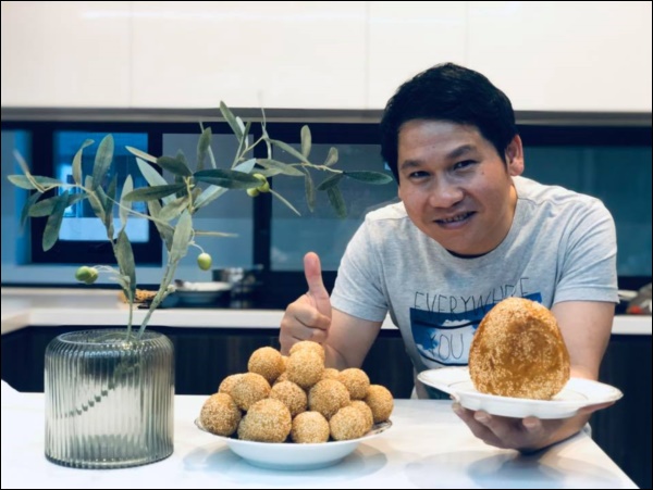 Ca sĩ Trọng Tấn quả là đa tài, không chỉ hát hay, đàn&nbsp;giỏi mà còn trổ tài làm bánh cuốn nóng đãi cả nhà&nbsp;cũng siêu ngon-8