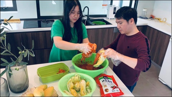 Ca sĩ Trọng Tấn quả là đa tài, không chỉ hát hay, đàn giỏi mà còn trổ tài làm bánh cuốn nóng đãi cả nhà cũng siêu ngon-6