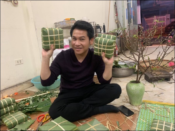 Ca sĩ Trọng Tấn quả là đa tài, không chỉ hát hay, đàn&nbsp;giỏi mà còn trổ tài làm bánh cuốn nóng đãi cả nhà&nbsp;cũng siêu ngon-9
