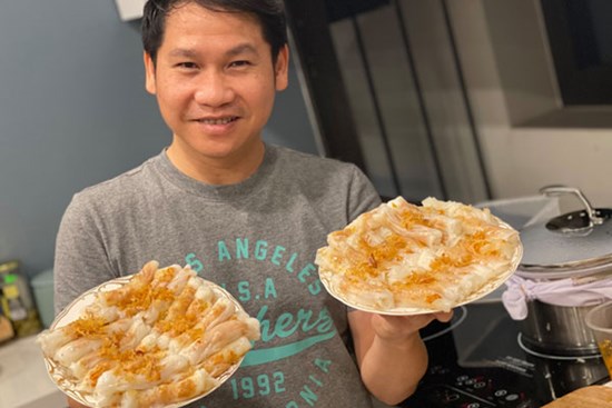 Ca sĩ Trọng Tấn quả là đa tài, không chỉ hát hay, đàn giỏi mà còn trổ tài làm bánh cuốn nóng đãi cả nhà cũng siêu ngon