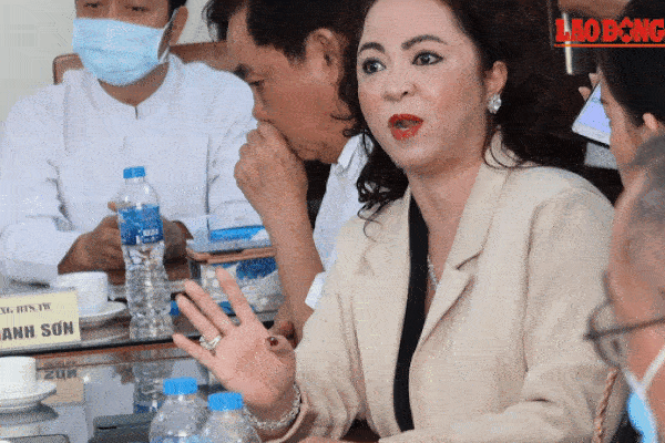 Thêm clip người phụ nữ tố Võ Hoàng Yên chữa bệnh không có tình người, không tiền khỏi chữa, chữa rồi thì ban đầu có nghe xa xa, giờ điếc thêm!-3