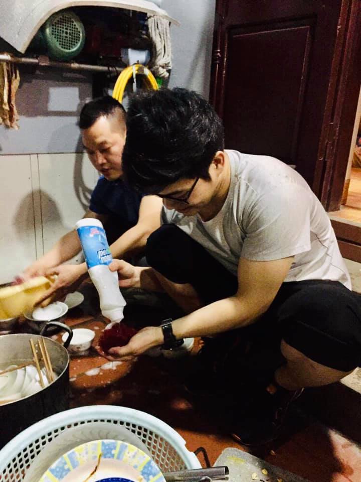 Bức ảnh thú vị nhất 8/3: Cánh mày râu cả một dòng họ ngồi xổm rửa bát nhưng biểu cảm mỗi người mới là điều gây bất ngờ-4