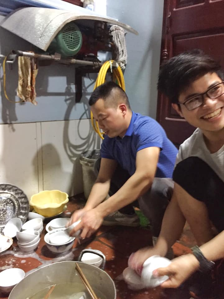 Bức ảnh thú vị nhất 8/3: Cánh mày râu cả một dòng họ ngồi xổm rửa bát nhưng biểu cảm mỗi người mới là điều gây bất ngờ-3