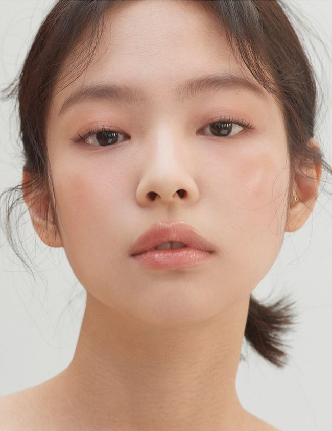 4 bí kíp then chốt để makeup tự nhiên kiểu Jennie, nàng công sở áp dụng chắc chắn không thể xấu-1