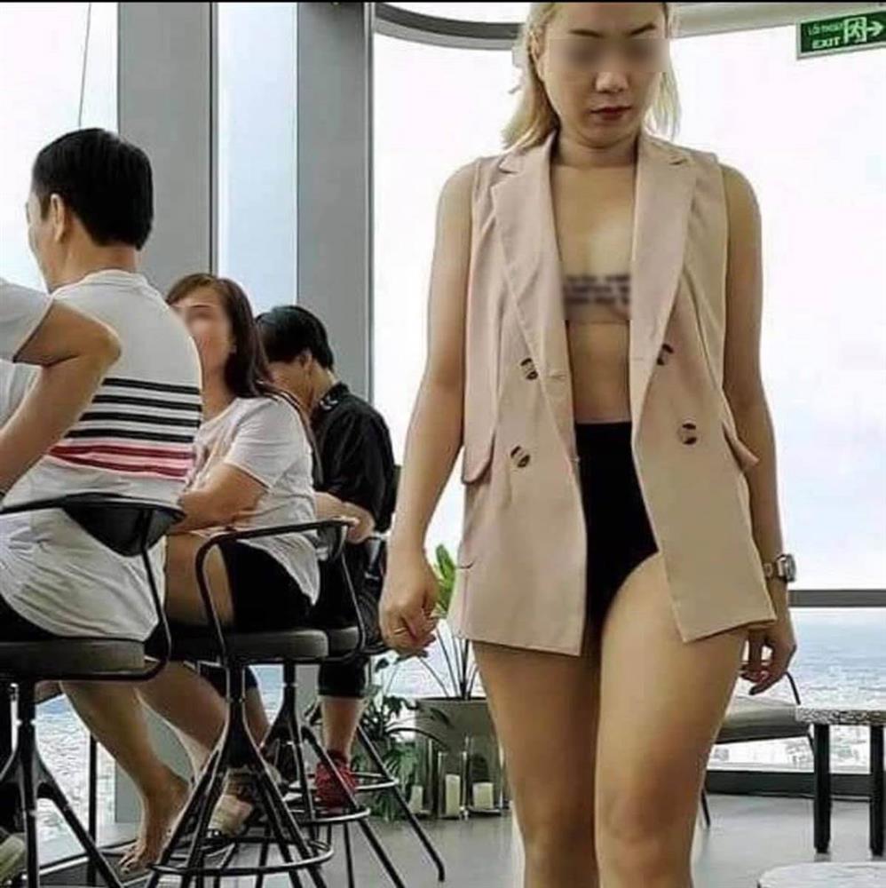 Người phụ nữ được chồng đưa đi chơi 8/3, trang phục lồ lộ vòng 1 như cởi trần gây nhức mắt-2