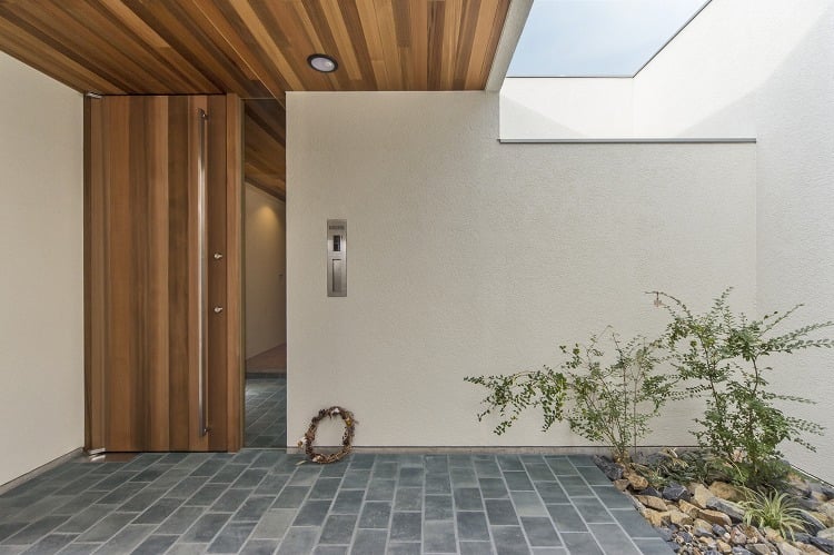 Nhà 2 tầng đẹp hoàn hảo từ trong ra ngoài, mặt tiền rộng, thiết kế ấn tượng, lại thêm sân vườn nhìn là mê-14