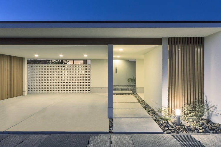 Nhà 2 tầng đẹp hoàn hảo từ trong ra ngoài, mặt tiền rộng, thiết kế ấn tượng, lại thêm sân vườn nhìn là mê-2