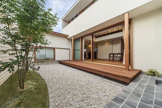 Nhà 2 tầng đẹp hoàn hảo từ trong ra ngoài, mặt tiền rộng, thiết kế ấn tượng, lại thêm sân vườn nhìn là mê