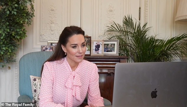 Hậu cuộc phỏng vấn bom tấn của nhà Sussex: Meghan Markle tung ảnh mới trêu ngươi, hoàng gia Anh bị rúng động-5