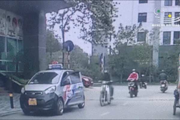 Khoảnh khắc tài xế mở cửa bất cẩn gây tai nạn