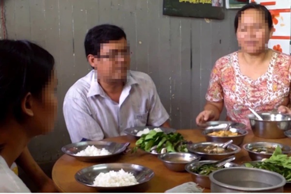 Cơm nước xong xuôi, nàng dâu mời mẹ chồng cùng đi chụp ảnh kỷ niệm nhưng 1 lý do lại khiến bà từ chối mà vẫn bực bội nói mát-2