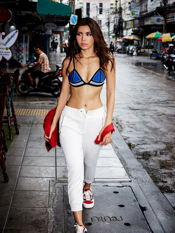 Nối gót Ngọc Trinh, Khổng Tú Quỳnh diện áo bikini xuống phố-8