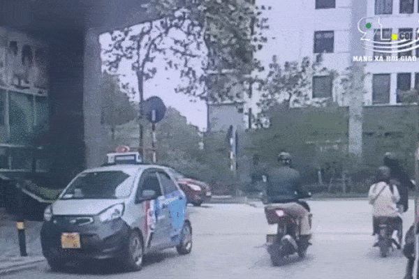 Phẫn nộ clip 3 thanh niên chôm cả rổ xoài của người bán hàng rong ở Sài Gòn rồi phóng xe mất hút-4
