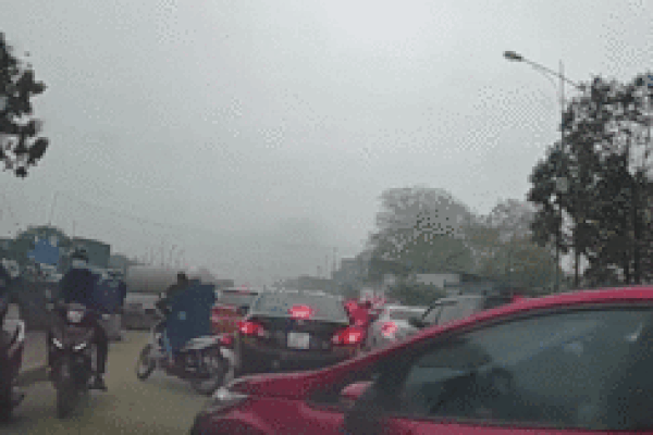 Nữ tài xế đạp nhầm chân ga, đâm liên tiếp vào 3 ô tô