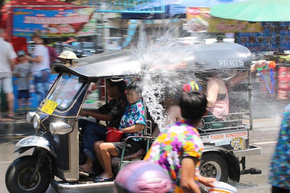 HOT: Thái Lan tuyên bố lễ hội té nước Songkran vẫn được tổ chức trong năm 2021-6