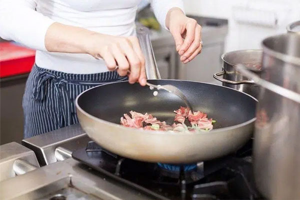 Các thói quen sai lầm khi dùng chảo chống dính, điều số 2 hầu hết chị em nào cũng mắc phải!-1