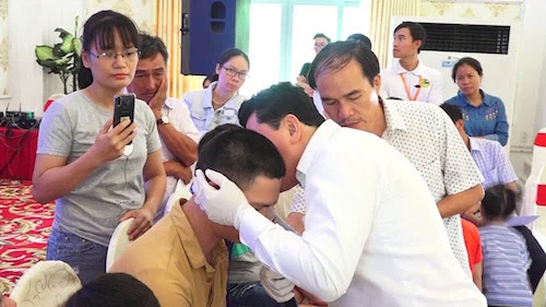 Vụ thần y Võ Hoàng Yên: Các clip triệu view nổi như cồn chỉ là dàn dựng, chữa bệnh miễn phí nhưng phải mua vé tiền triệu mới gặp được thầy?-1