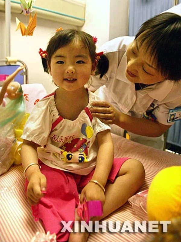Bé gái 3 tuổi thoát chết kỳ diệu trong trận động đất thảm khốc ở Trung Quốc và hành trình trưởng thành khó tin của thiên thần một chân-4
