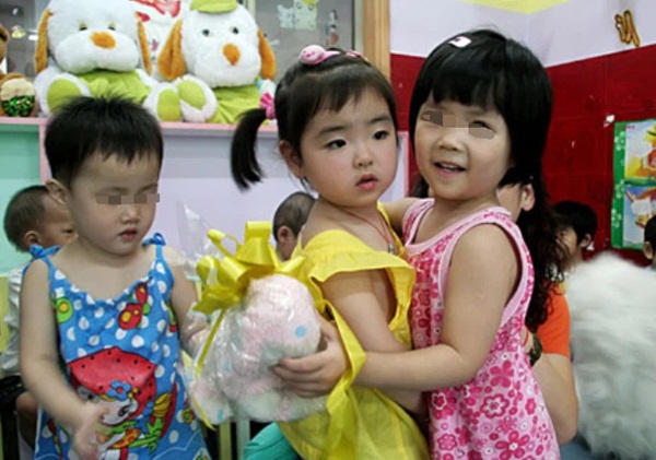 Bé gái 3 tuổi thoát chết kỳ diệu trong trận động đất thảm khốc ở Trung Quốc và hành trình trưởng thành khó tin của thiên thần một chân-6