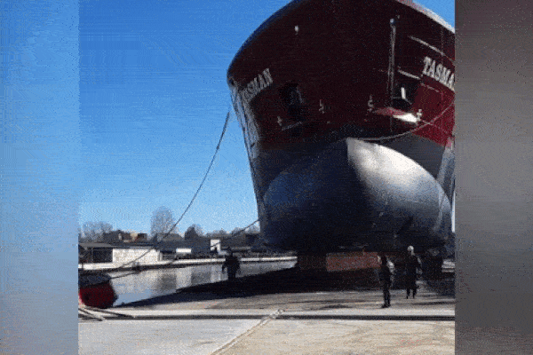 Đang được hạ thủy, con tàu suýt đè trúng công nhân ở Hà Lan