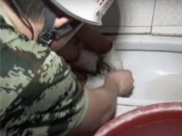 Người đàn ông đi giải quyết nỗi buồn thì suýt ngất trước vật thể lạ dưới bồn cầu nhưng vẫn chưa sợ bằng câu chuyện đôi mắt bí ẩn trong quá khứ-6