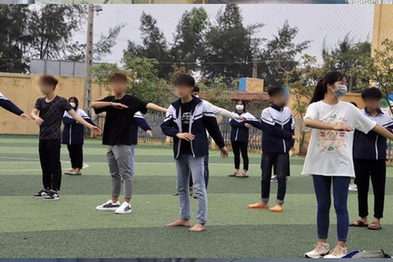 Một trường THPT phải tạm dừng dạy khối 12 vì lơ là phòng chống dịch