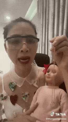 YouTuber Thơ Nguyễn bị chỉ trích vì clip nói chuyện, cho búp bê uống Coca để xin vía học giỏi cho các bạn nhỏ-1