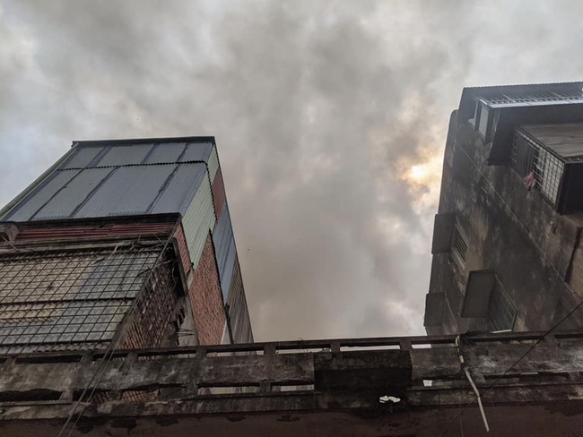 Hà Nội: Cháy nhà dân gần chợ Đồng Xuân, nhiều người hoảng loạn tháo chạy-1