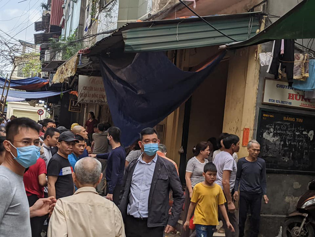 Hà Nội: Cháy nhà dân gần chợ Đồng Xuân, nhiều người hoảng loạn tháo chạy-2