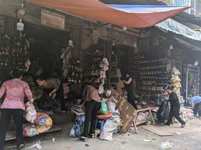 Hà Nội: Cháy nhà dân gần chợ Đồng Xuân, nhiều người hoảng loạn tháo chạy-3