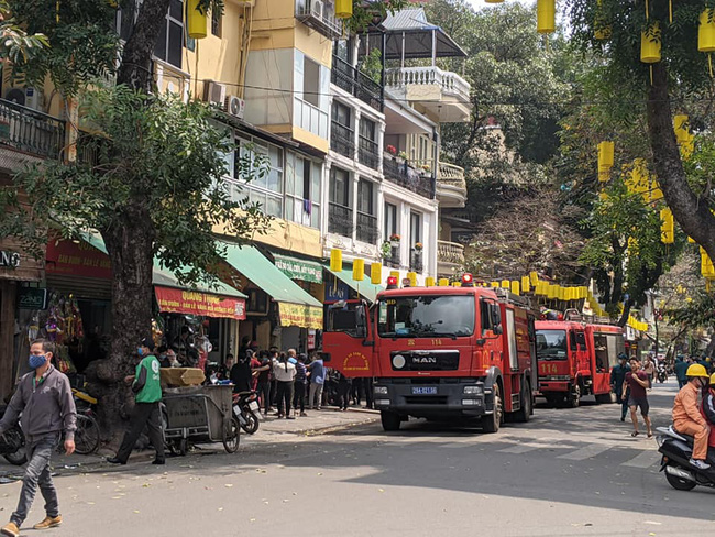 Hà Nội: Cháy nhà dân gần chợ Đồng Xuân, nhiều người hoảng loạn tháo chạy-4