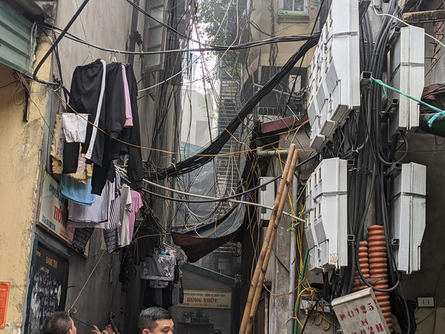 Hà Nội: Cháy nhà dân gần chợ Đồng Xuân, nhiều người hoảng loạn tháo chạy-6