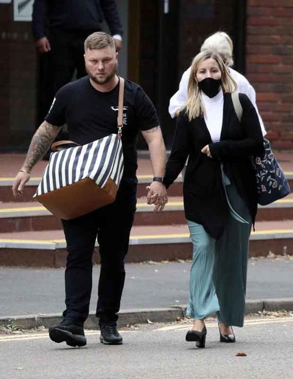 Vụ nữ giáo viên quan hệ với nam sinh nhiều lần trong xe hơi: Người chồng đưa ra tuyên bố gây choáng tại tòa án khiến cô vợ rơi nước mắt-2