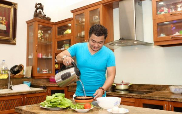 Ông vua màn bạc thập niên 90 vẫn còn độc thân, sống trong căn biệt thự 700m2 tại TP.HCM-4