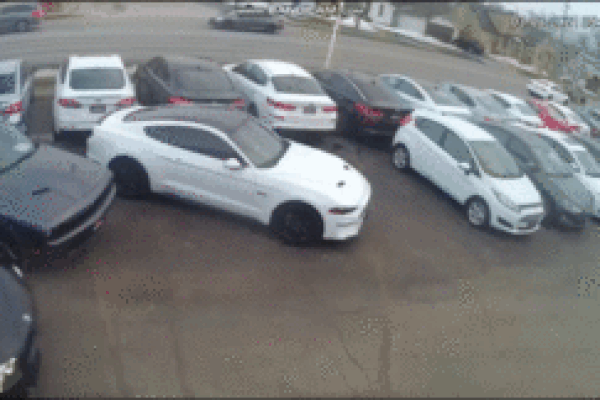 Nam thanh niên giả vờ mua ôtô rồi lái xe sang chạy mất