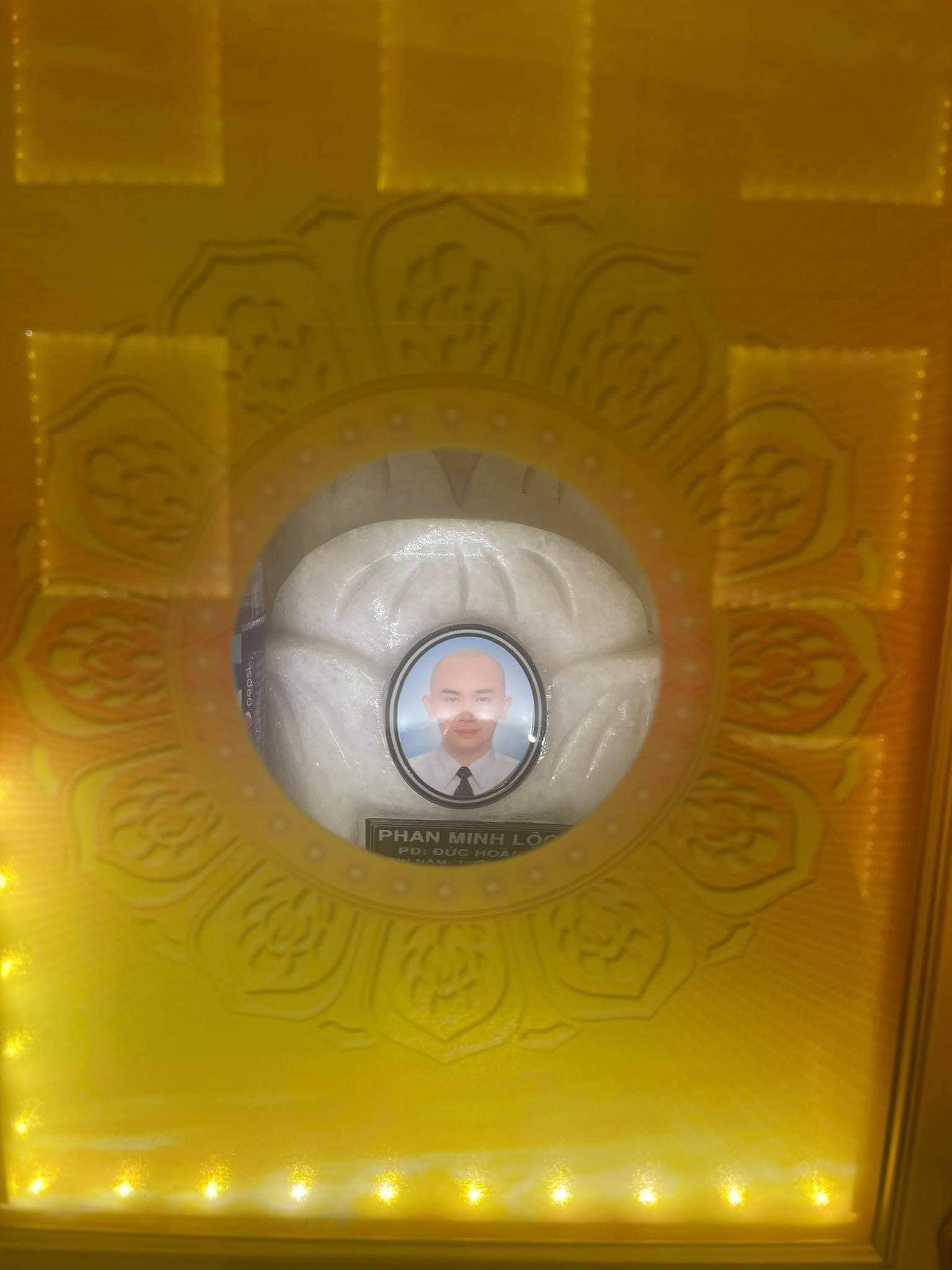 Hình ảnh nơi an nghỉ của chuyên gia trang điểm Minh Lộc được Vũ Thu Phương tiết lộ giữa lúc cả showbiz hoang mang-2