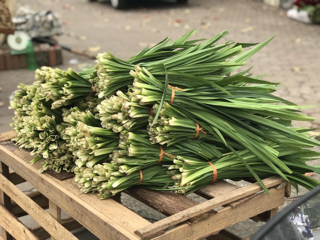 Ngày bán trăm bó lá thơm để xe ô tô, dân buôn thu về tiền triệu-2