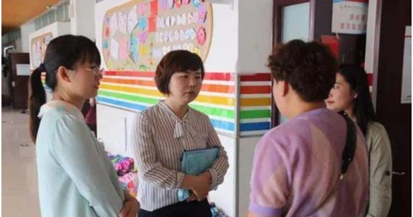 Con trai đi học bị bạn cào nát mặt, mẹ tức tốc đến trường nhưng không làm ầm ĩ, chỉ hỏi đúng 1 câu khiến cô giáo thầm nể phục-2