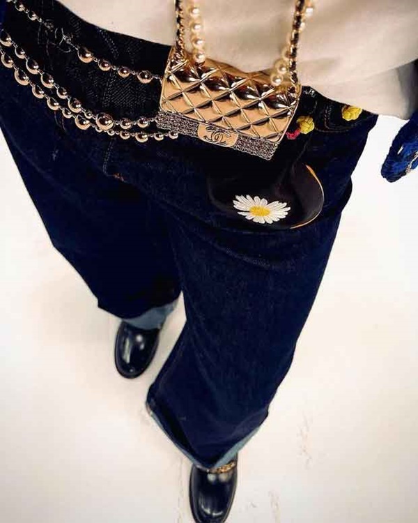 GDragon tô màu vẽ hoa nữ tính lên túi Chanel 3200 USD  2sao