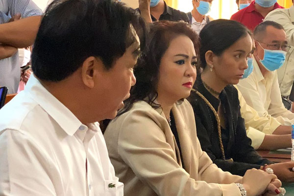 Xuất hiện đoạn clip thời còn mặn nồng hé lộ lý do thực sự khiến vợ chồng ông Dũng lò vôi tin tưởng giao trăm tỷ cho Võ Hoàng Yên?-5