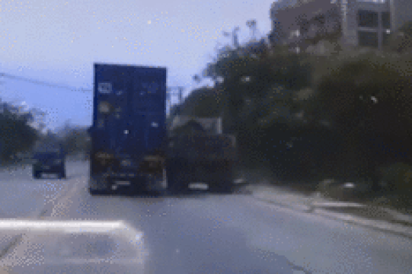 Thanh niên điều khiển xe máy lạng lách, vượt ẩu bị ô tô tông trực diện-1