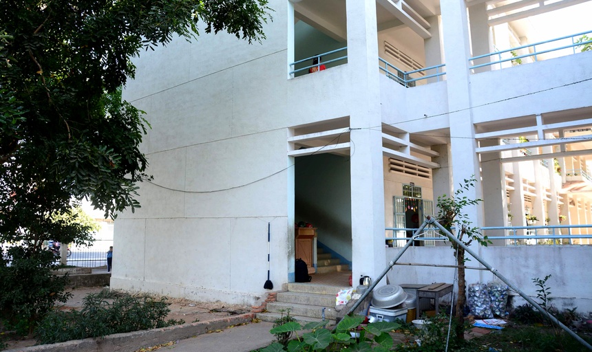 Nữ giáo viên rơi lầu sau khi làm việc với phụ huynh-1