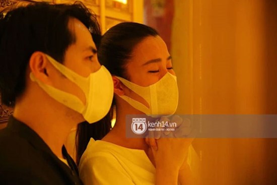 Hoa hậu Đặng Thu Thảo, vợ chồng Đông Nhi - Ông Cao Thắng lặng lẽ đau đớn trước di ảnh của chuyên gia trang điểm Minh Lộc