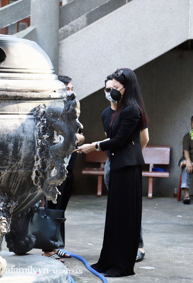 Hoa hậu Đặng Thu Thảo, vợ chồng Đông Nhi - Ông Cao Thắng lặng lẽ đau đớn trước di ảnh của chuyên gia trang điểm Minh Lộc-3