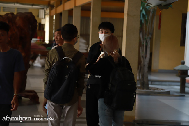 Hoa hậu Đặng Thu Thảo, vợ chồng Đông Nhi - Ông Cao Thắng lặng lẽ đau đớn trước di ảnh của chuyên gia trang điểm Minh Lộc-7