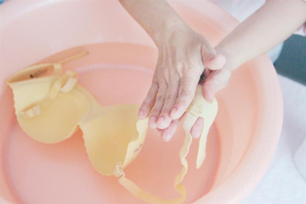 Mẹo giặt và phơi quần áo nhanh khô khi trời nồm-5