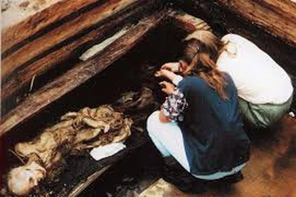 Nổi tiếng vì biến đổi cơ thể giống quỷ Satan, người đàn ông cắt luôn đôi tai để ăn mừng quê nhà gỡ lệnh đeo khẩu trang-3